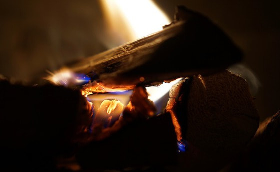 Ein Holzscheit im Feuer.