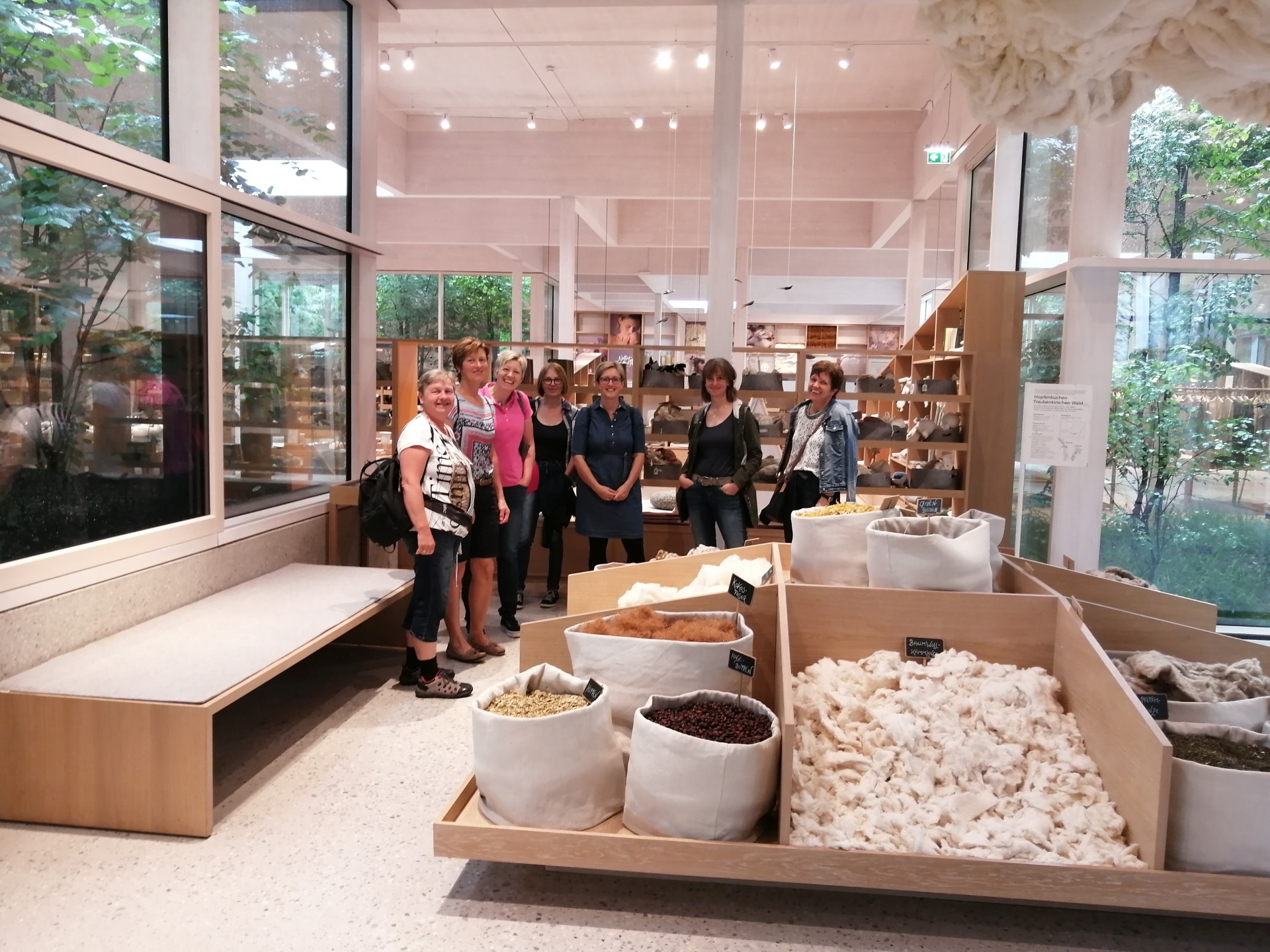 KFB Ausflug / hhirsch/pfarreottnang Ausflug zur Grünen Erde in Pettenbach und Gmundner Keramik in Gmunden