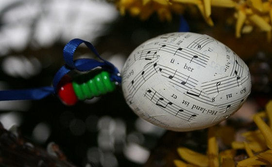 An manchen Eiern ist auch ein Osterlied erkennbar.