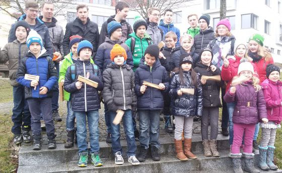 Ministranten gingen von Haus zu Haus mit ihren Ratschen