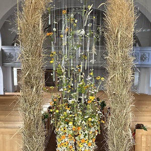Florale Kunstskulptur in Pfarrkirche Rainbach