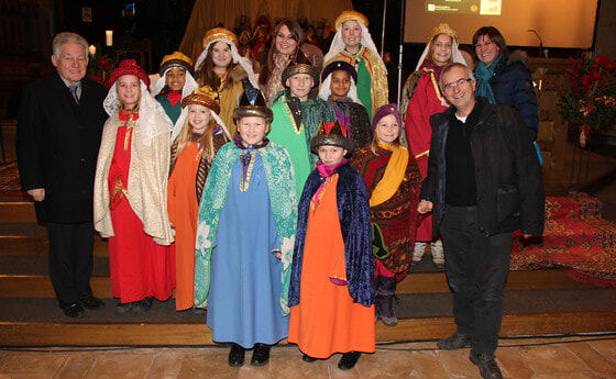 Ein Trupp Sattledter und Kremsmünsterer Sternsinger nach der Sendungsfeier im Dom - mit LH Pühringer (Foto: F.Aumair).
