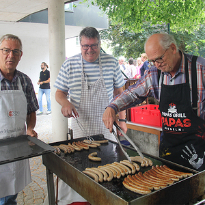 Neu 'angelernt' am Griller wurde Friedhofsverwalter Herbert Kleindeßner