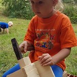 Kind beim Bau eines Wasserrades