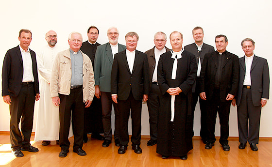 Bischof überreicht Dekret an neu bestellte Pfarrer am 1. 9. 2016