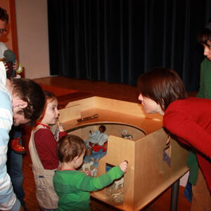 Kinder bei der Buchaustellung