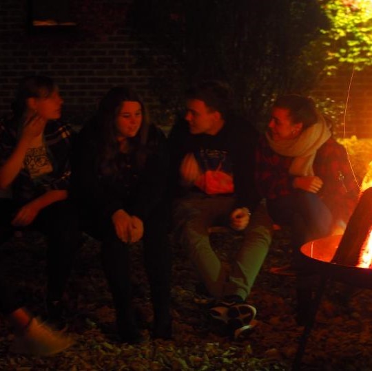 Beim Jugendstart haben wir es uns mit Kinderpunsch und Keksen an der Feuerschale gutgehen lassen und uns über den gemeinsamen Austausch gefreut.