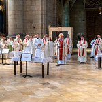 Schlusssegen und Verteilen der Öle.