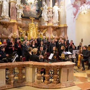 Applaus für Martina Daxböck, Martha Hirschmann, Bernd Lambauer, Gerd Kenda, Chor des Konservatoriums für Kirchenmusik der Diözese Linz und Barockensemble Linz unter der Leitung von Wolfgang Kreuzhuber