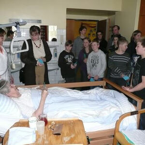 Firmlinge im Seniorenheim