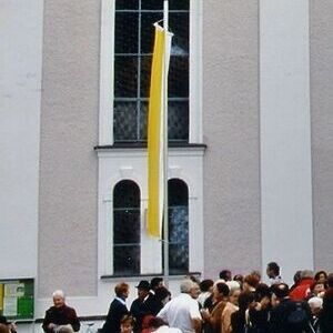 Kirchenfahne gelb - weiß