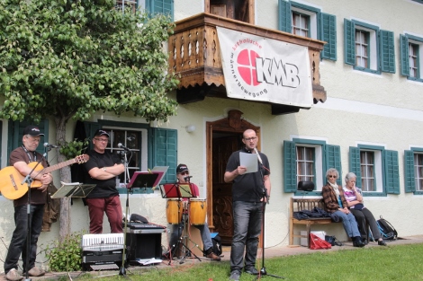 Dr. Thomas Schlager-Weidinger, im Hintergrund Musikgruppe Widerstand (links) und Maria Dammer (ganz rechts)