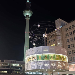 Weltuhr am Alexanderplatz, dahinter der Fernsehturm