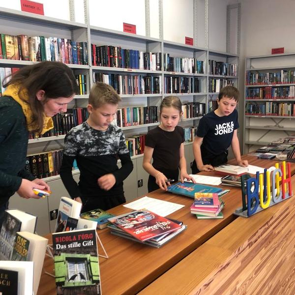 Kindergarten- und Volksschulkinder in der  Bücherei