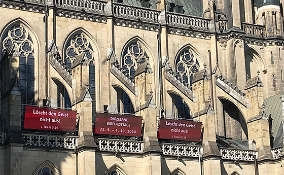 Bibelverse auf dem Dach des Linzer Mariendoms