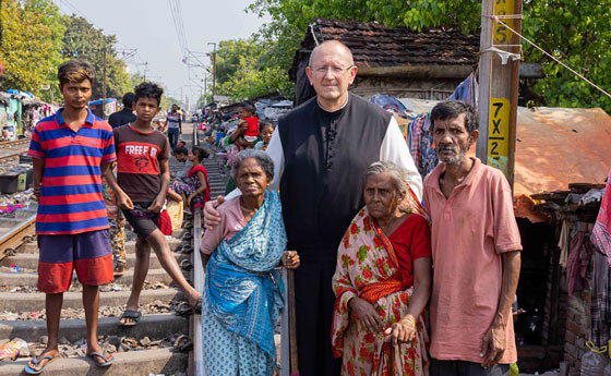 Missio-Nationaldirektor P. Karl Wallner macht sich ein Bild von der Situation in den Slums von Kalkutta