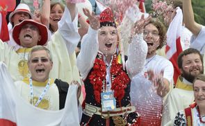 Polnische Pilger freuen sich während der Abschlussmesse in Rio auf den nächsten Weltjugendtag in ihrer Heimat.