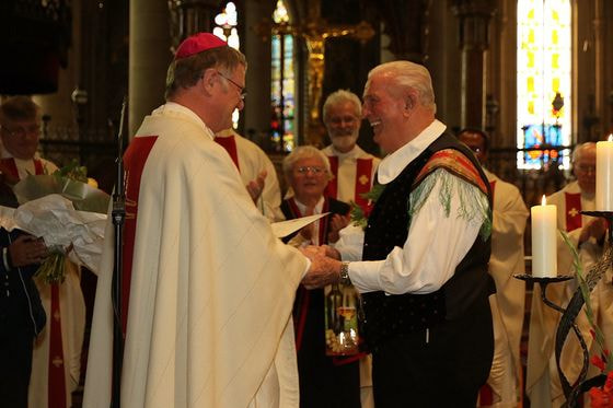 Anton Zoré, Pfarrgemeinderatsobmann der slowenischen Gemeinde, wurde von Bischof Scheuer für 60 Jahre Organistendienst geehrt.