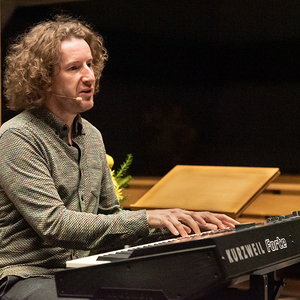 Kabarettist Thoma Franz-Riegler in der Ennsleitner Kirche