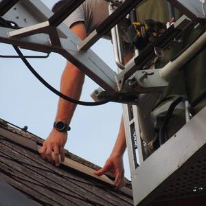 Feuerwehr repariert Kirchendach