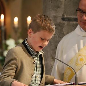 Nach der Kommunion sprechen die Kinder ein Dankgebet.