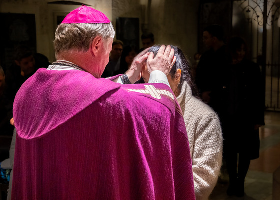 Segnung einer Taufkandidatin / © Diözese Linz / Johannes Kienberger Zulassungsfeier für erwachsene Taufkandidat:innen