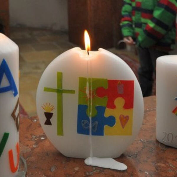 Kerzen der Erstkommunionkinder