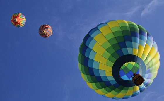 Heißluftballon, der gen Himmel steigt