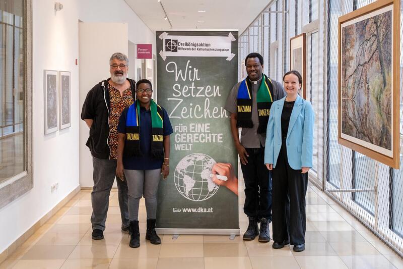 v.l.: Ludwig „Luggi' Frauenberger, Referent Dreikönigsaktion, Esther P. Magambo: Finanzbearbeiterin HLDD, Pfarrer Godfrey Baraka Rusasa: Direktor von HLDD und Jana Hofer, Referentin für Öffentlichkeitsarbeit, Jungscharhäuser und Regionalarbeit.