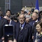 v. l.: Innenminister Gerhard Karner (hinten), König  Felipe VI. von Spanien, Bundespräsident Alexander Van der Bellen mit Gattin Doris Schmidauer, LH Thomas Stelzer und Vizekanzler Andreas Babler (beide hinten)