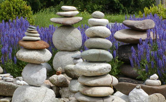 Steinformation im Bibelgarten Greisinghof. 