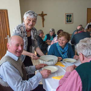 Fastensuppenessen der kfb anlässlich der Aktion Familienfasttag
