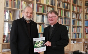 Jahrbuch-Herausgeber Bischofsvikar Wilhelm Vieböck (li) übergibt das neue Jahrbuch an Diözesanbischof Manfred Scheuer