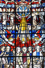 Detail mit Pfingstmotiv in einem Kirchenfenster im Bremer Dom (Foto vom 02.09.2011).