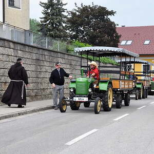 nach dem Gottesdienst Start zur Traktor Roas