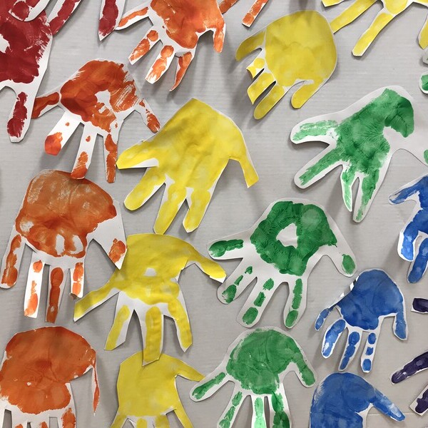 buntes Bild von Händeabdrücken