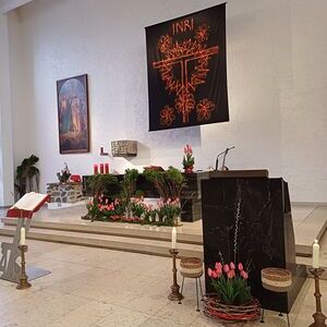 Geschmückter Altarraum