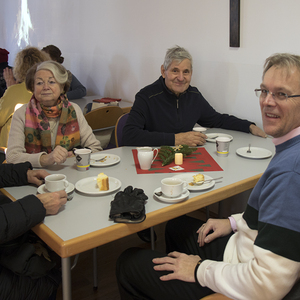 Adventkranzsegnung und Braunauer Adventcafé