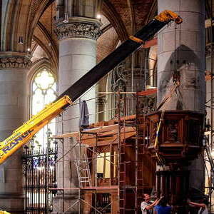 Umbauarbeiten im Mariendom Linz zur Innenraumgestaltung