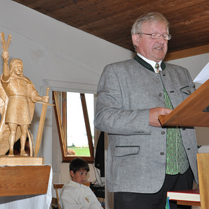 A.M. Rottensteiner überreicht die Statue des Hl. Pangrtatius