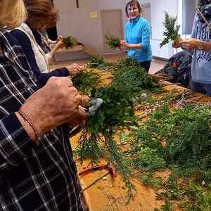 Palmbuschen binden in der Pfarre St. Quirinus
