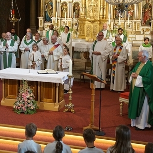 Willi Seufer-Wasserthal begrüßt die Mitfeiernden in der Basilika Puchheim