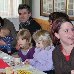 Gottesdienst und Kindersegnung mit den Taufeltern des Vorjahres