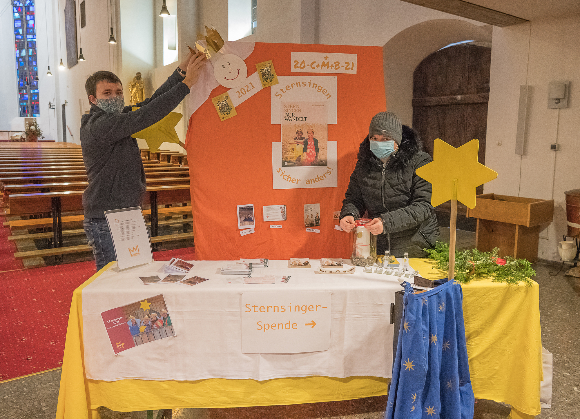 In der Pfarrkirche stehen die Sternsingermaterialien auf einem Tisch bereit