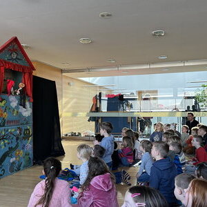 Kindersegnung, Kasperl und Pfarrkaffee