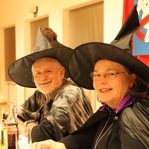 Föhnfarisur trifft Schulterpolster - Das Motto dieses Festes