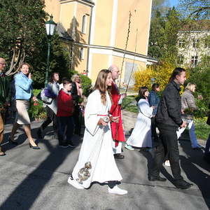 Palmweihe vor der Kirche