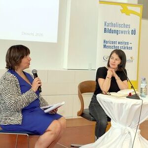 Elke Groß-Miko (Bibliotheksfachstelle) im Gespräch mit Milena Michiko Flasar
