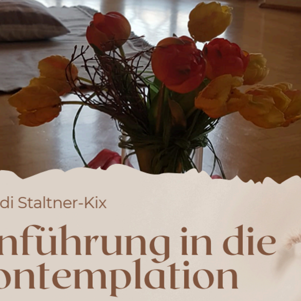 orange Tulpen in einer Vase am Holzboden, darunter brauner Hintergrund und Text 'Einführung in die Kontemplation'