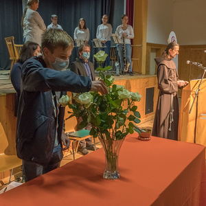 Gedenkfeier an die Opfer des ehemaligen KZ Außenlagers Ternbergzum Thema „Menschlichkeit ohne Grenzen“Bild: Jugendliche tragen für die verstorbenen Menschen des ehemaligen KZ Außenlagers Ternberg Rosen nach vorneFoto: Haijes 